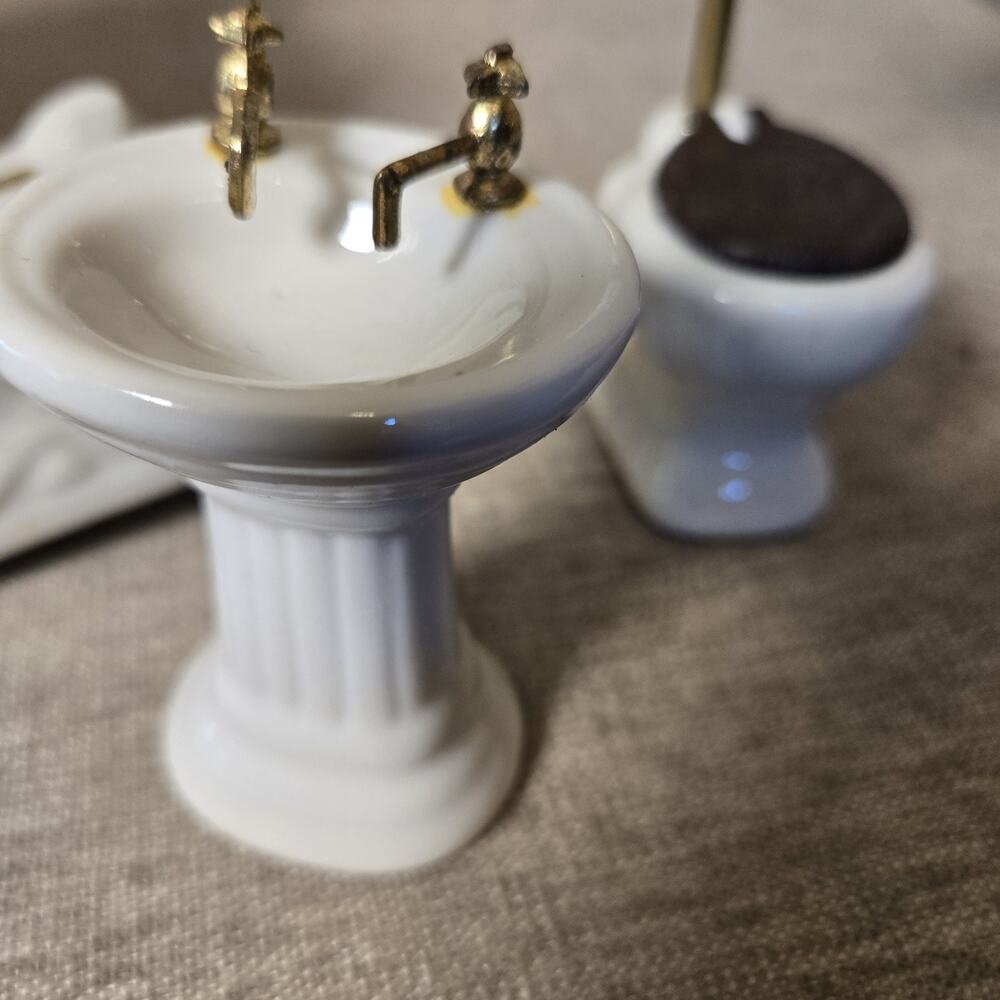 Vintage Town Square Miniatures Dollhouse Porcelain Bathroom 3 Piece Set - Picture 7 of 9